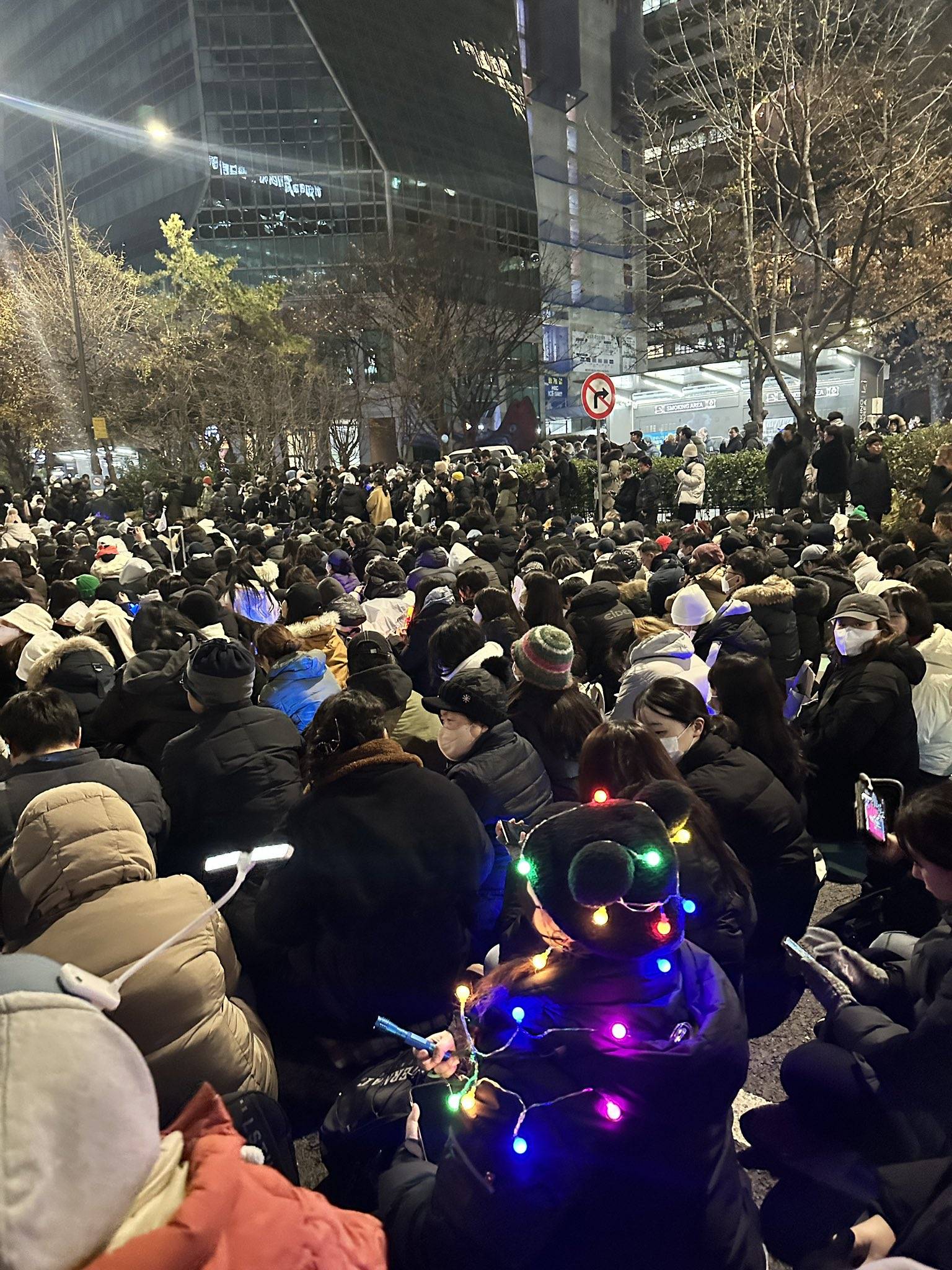 옆에 계신분 머리에 독서등 꽂으신거ㅜ맞나여 | 인스티즈