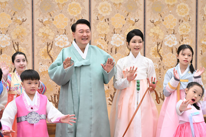 윤석열 김건희/이재명 김혜경 부부 한복입은 사진 | 인스티즈