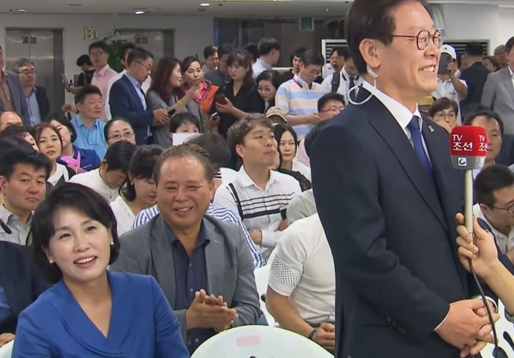 이재명 김부선 불륜설 듣고 웃참하는 김혜경 | 인스티즈