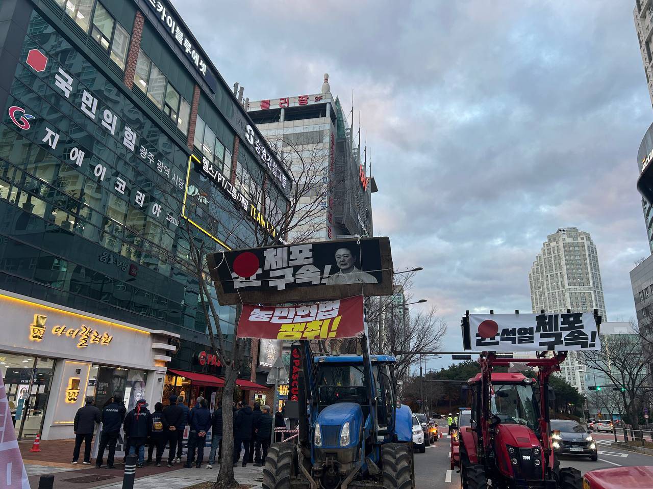 나흘동안 열심히 달려온 전봉준투쟁단, 내일 경기도 농민까지 모이면 전체대오 총집합.X | 인스티즈