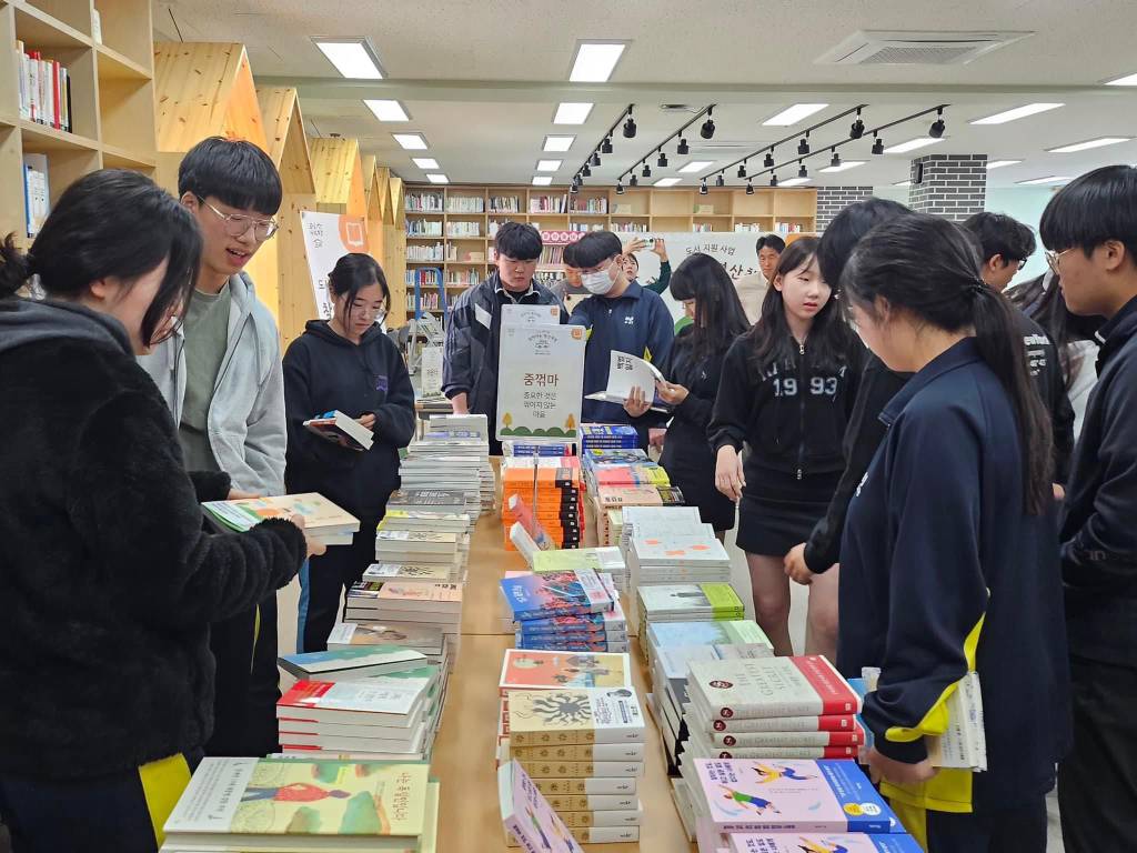 독서문화 확산과 공익 연대사업에 진심인듯한 평산책방.jpg | 인스티즈