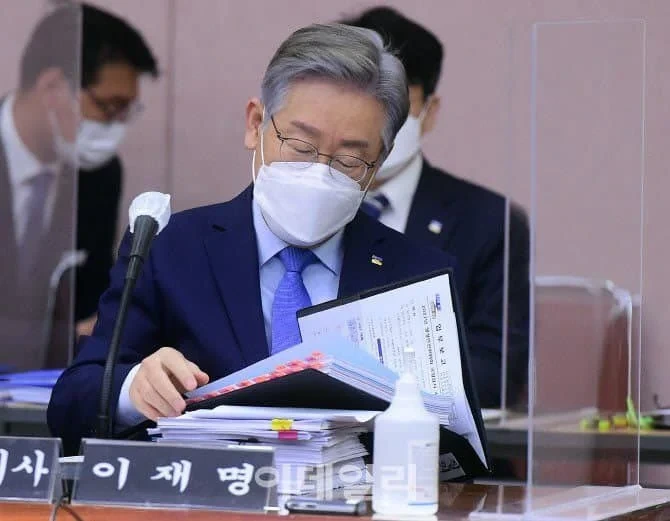 이재명 경기지사 시절 국정감사를 위해 56개의 서류를 모두 정리해 들고와 반박한 이재명.......(feat. 내편이라 다행이다) | 인스티즈