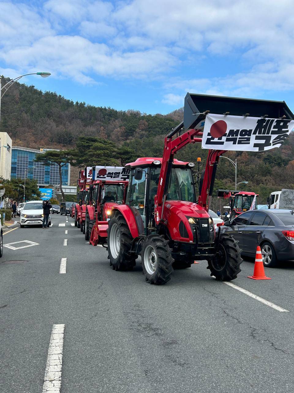 나흘동안 열심히 달려온 전봉준투쟁단, 내일 경기도 농민까지 모이면 전체대오 총집합.X | 인스티즈