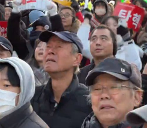 탄핵 가결에 춤추다 눈물…그 77세 "노인들 미워만 하지말라" | 인스티즈