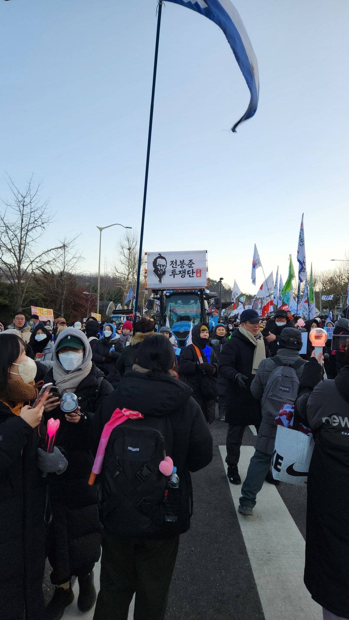 추운 날 모인 아가들 보고 어린 뺑아리들 밖에 내놓은 것 마냥 마음 쓰이고 그리 걱정됐다는 농민분들.twt | 인스티즈