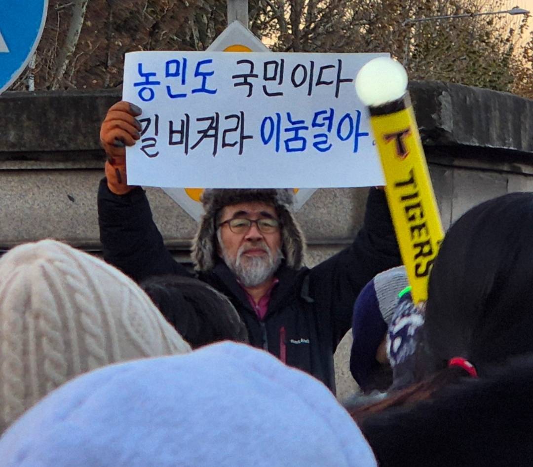 추운 날 모인 아가들 보고 어린 뺑아리들 밖에 내놓은 것 마냥 마음 쓰이고 그리 걱정됐다는 농민분들.twt | 인스티즈
