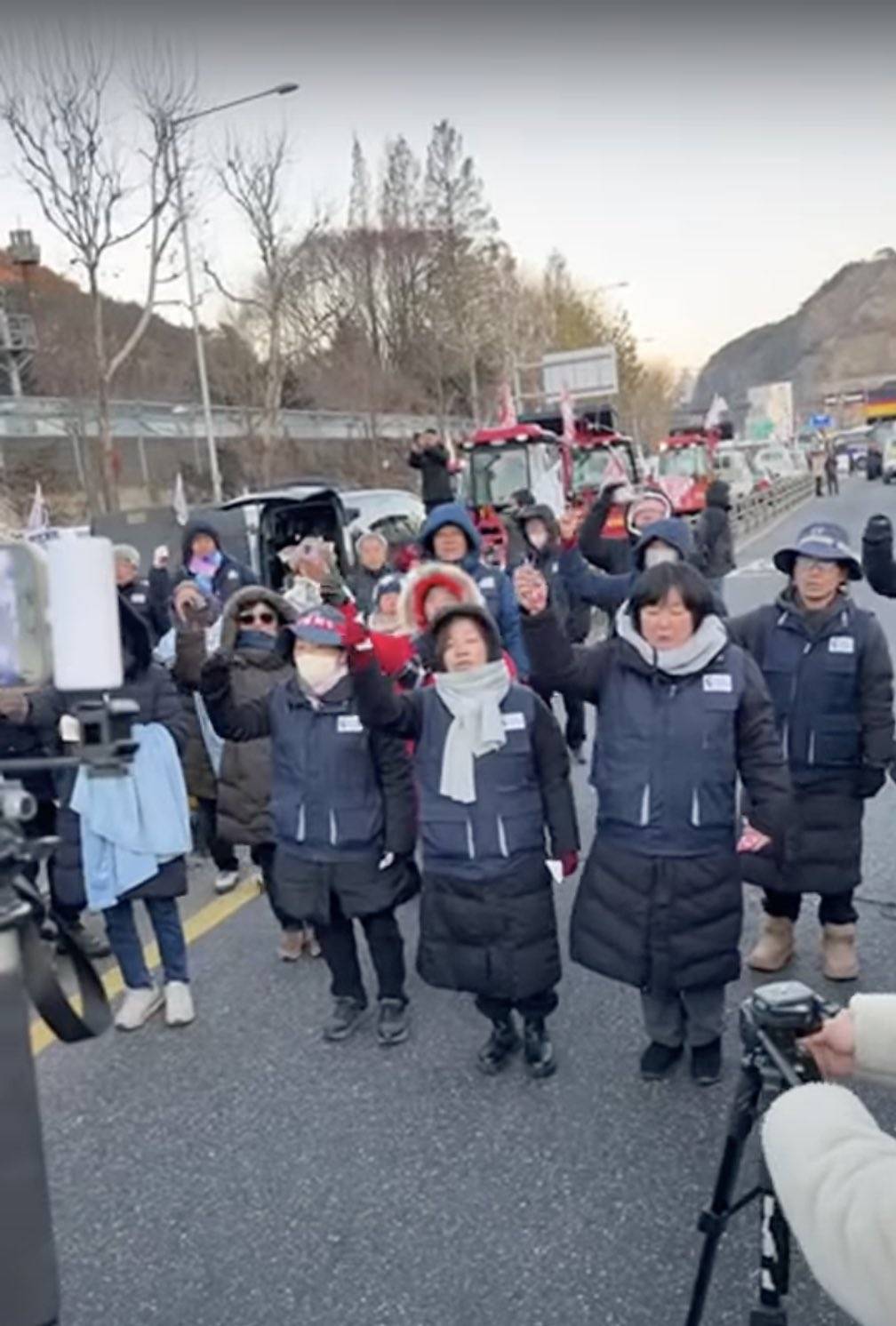 추운 날 모인 아가들 보고 어린 뺑아리들 밖에 내놓은 것 마냥 마음 쓰이고 그리 걱정됐다는 농민분들.twt | 인스티즈