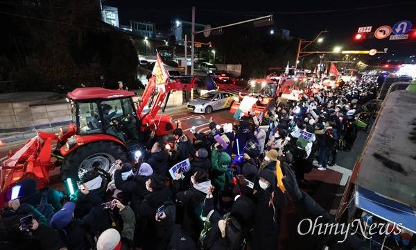 트랙터 끌고 서울 입성한 전봉준투쟁단 "130년 만에 꿈 이뤘다" | 인스티즈