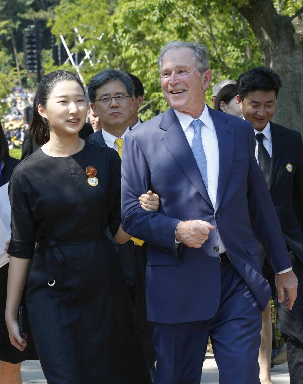 노무현 전 대통령 10주기에 미국 부시 전 대통령 한국온거 이제 알았음...jpg | 인스티즈