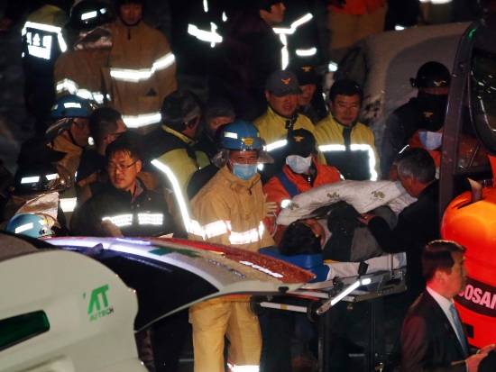 부실공사로 214명의 사상자가 발생했지만 2달 뒤 일어난 세월호 참사로 사람들이 기억하지 못하는 사건.jpg | 인스티즈