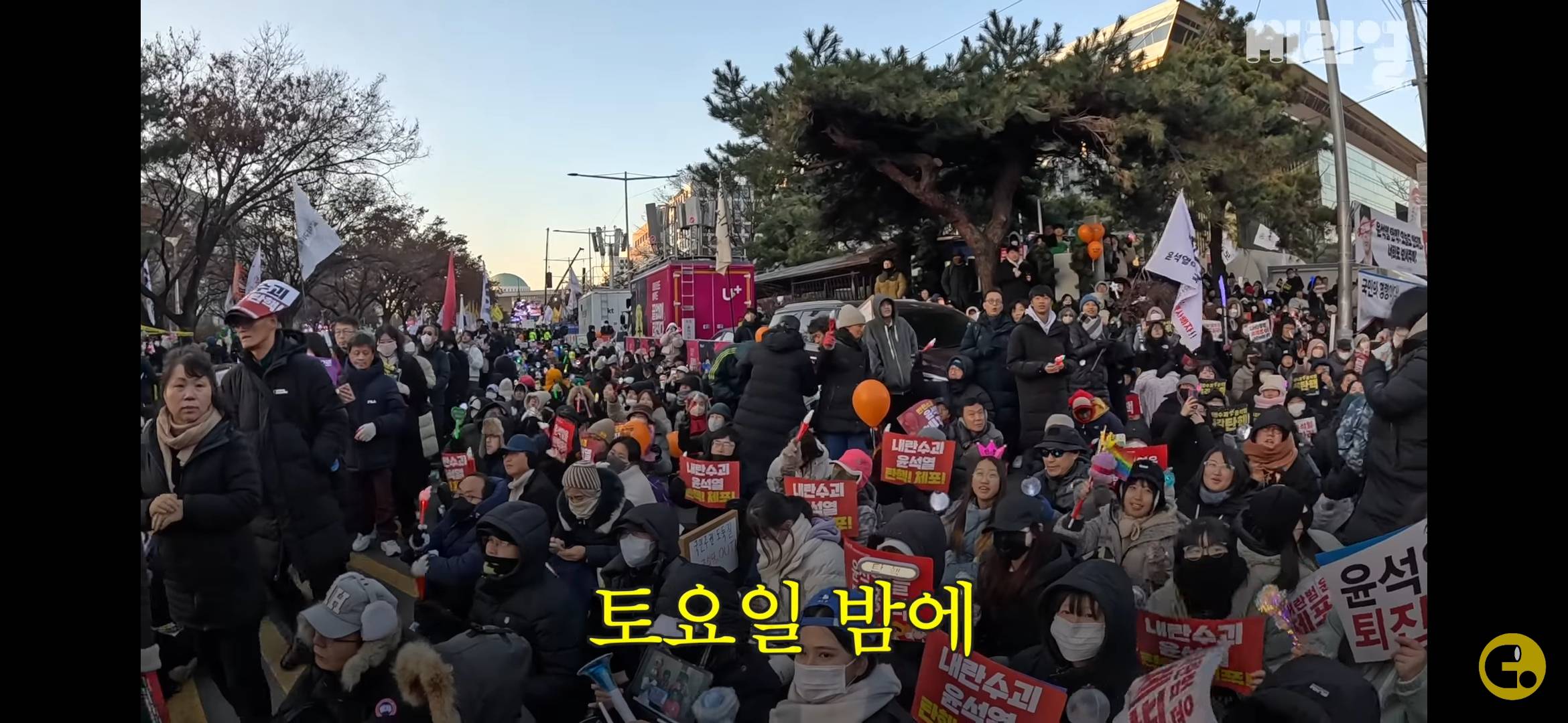 탄핵 집회를 축제로 만들어버린 97년생 사회자의 정체 | 인스티즈