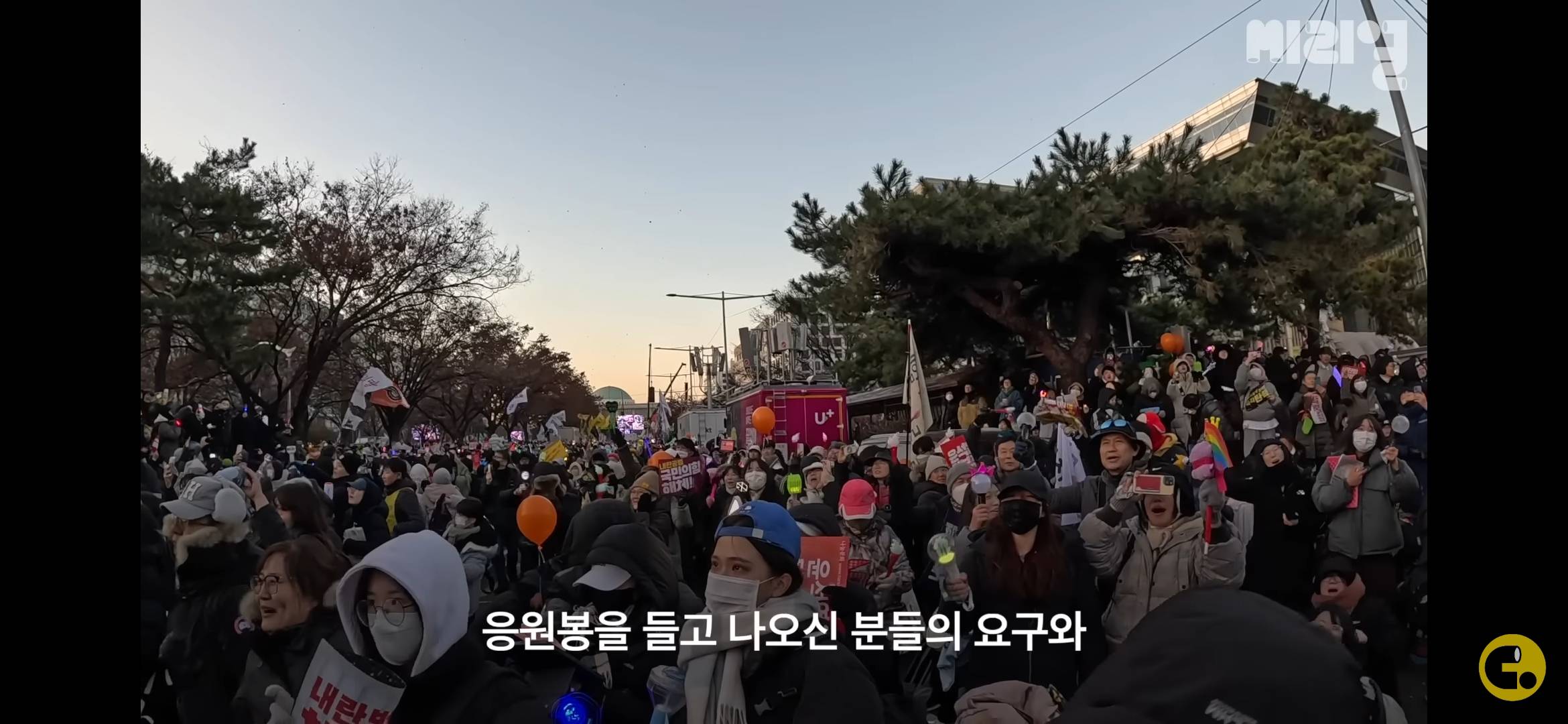 탄핵 집회를 축제로 만들어버린 97년생 사회자의 정체 | 인스티즈