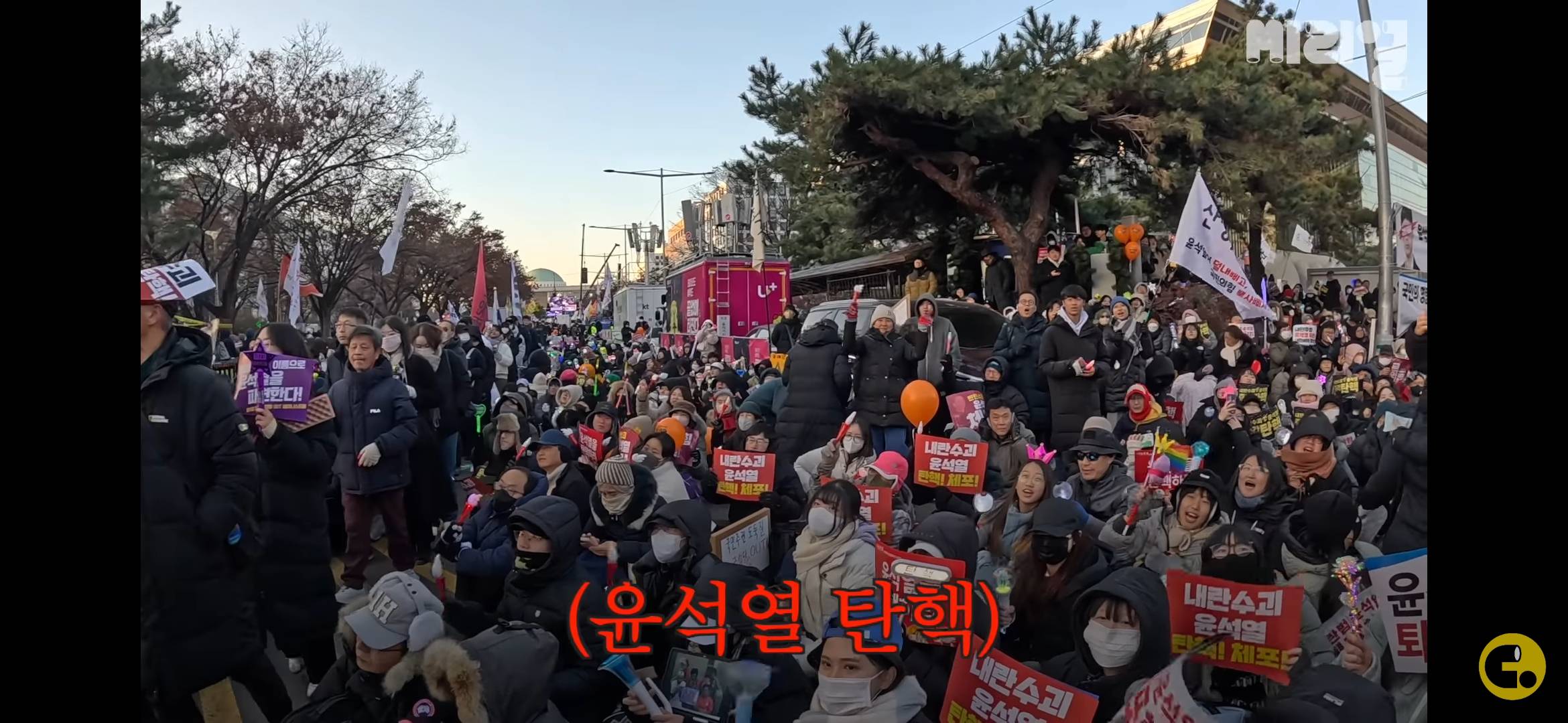 탄핵 집회를 축제로 만들어버린 97년생 사회자의 정체 | 인스티즈