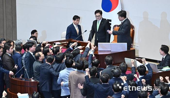 의장석까지 올라 항의하는 권성동 대표 권한대행 | 인스티즈