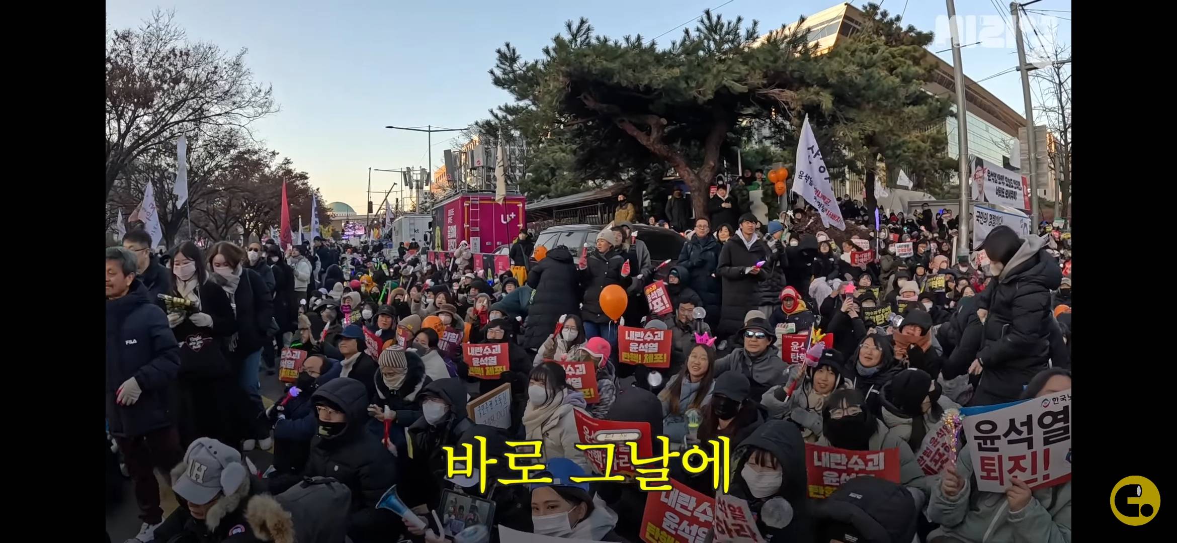 탄핵 집회를 축제로 만들어버린 97년생 사회자의 정체 | 인스티즈