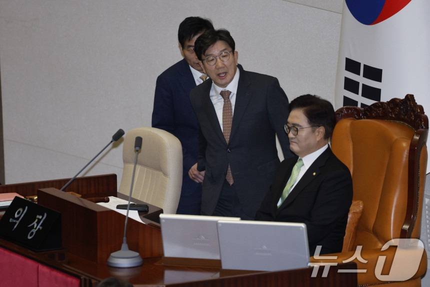 의장석까지 올라 항의하는 권성동 대표 권한대행 | 인스티즈