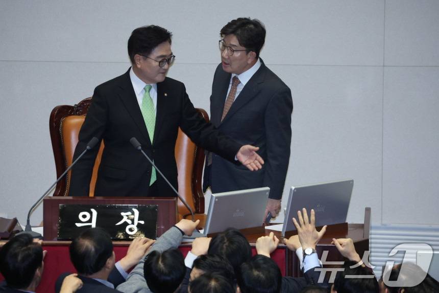의장석까지 올라 항의하는 권성동 대표 권한대행 | 인스티즈