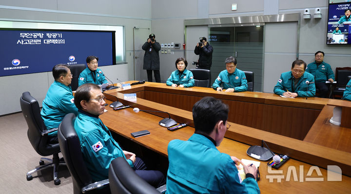 반드시 설명이 필요해보이는 행정부 회의에 대통령 행세하며 참석한 권성동 | 인스티즈