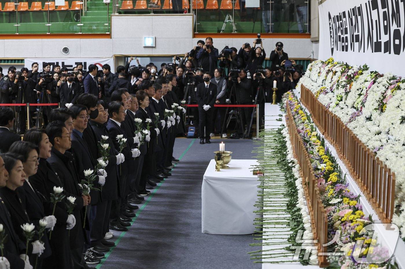 [애경그룹 제주항공 7C2216 참사] 윤석열 한덕수 탄핵당하고 이상민 사라지니 위패를 모신 분향소가 차려짐 | 인스티즈