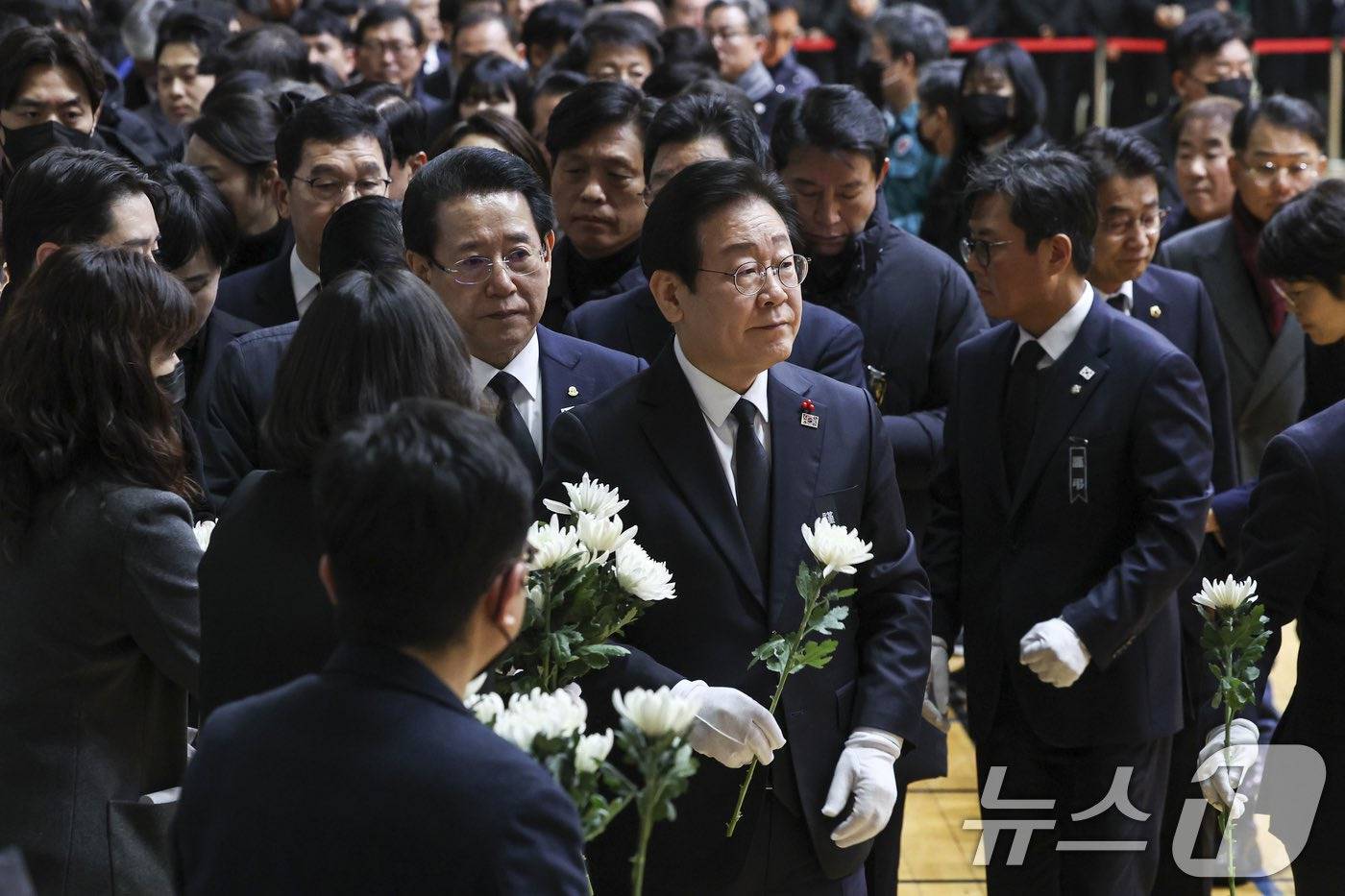 [애경그룹 제주항공 7C2216 참사] 윤석열 한덕수 탄핵당하고 이상민 사라지니 위패를 모신 분향소가 차려짐 | 인스티즈
