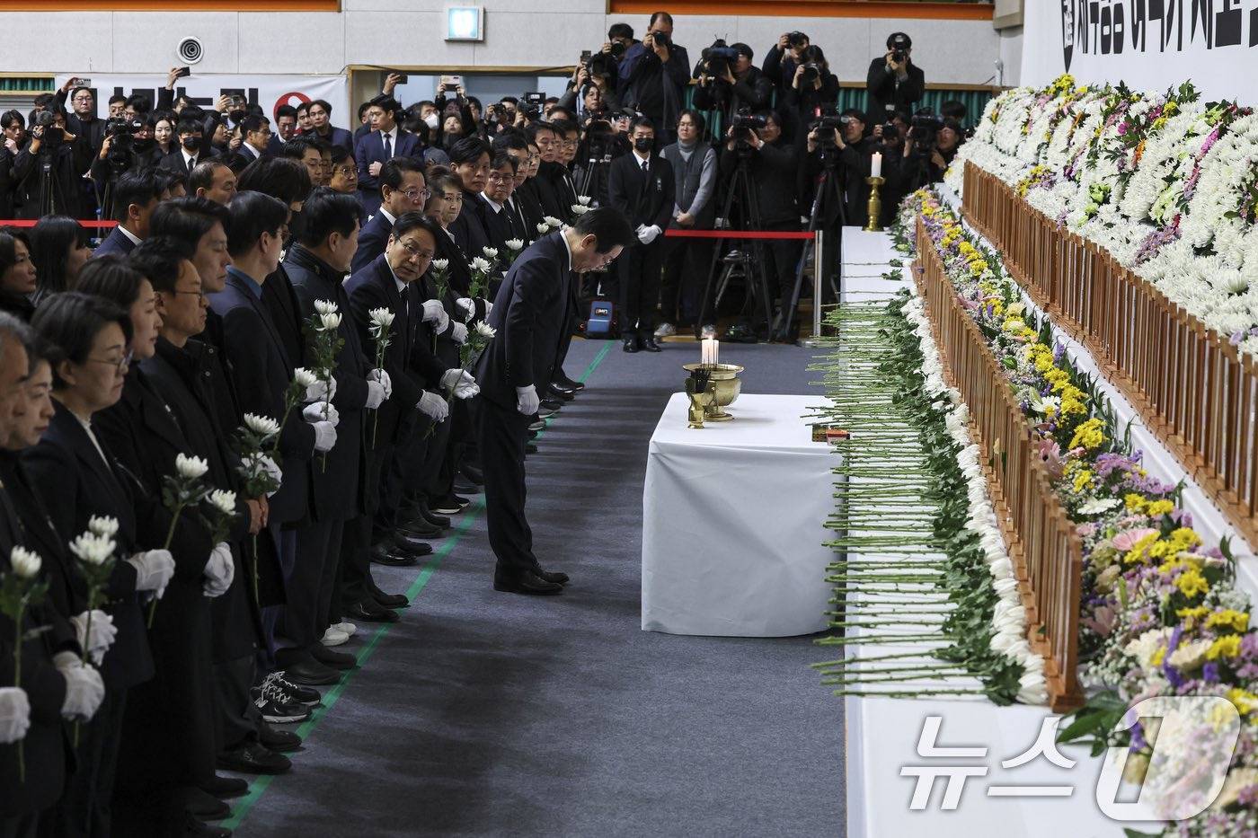 [애경그룹 제주항공 7C2216 참사] 윤석열 한덕수 탄핵당하고 이상민 사라지니 위패를 모신 분향소가 차려짐 | 인스티즈