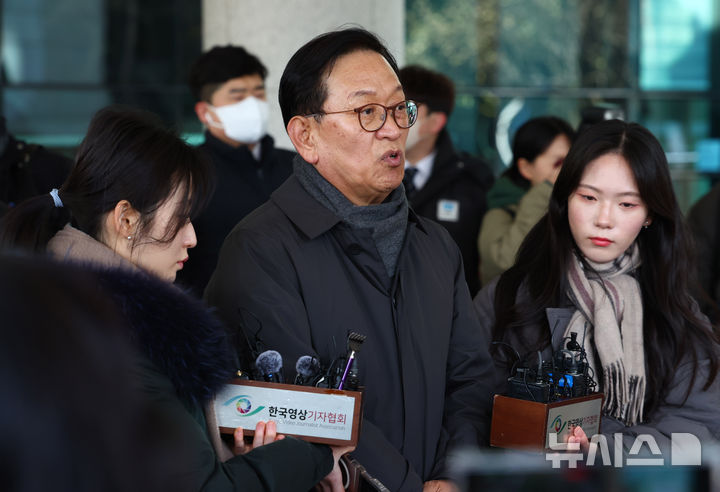 [서울=뉴시스] 전신 기자 = 윤석열 대통령 측 변호인단 구성에 관여하는 석동현 변호사가 19일 서울 서초구 서울고등검찰청 앞에서 기자회견을 열고 취재진 질문에 답변하고 있다. 2024.12.19. photo1006