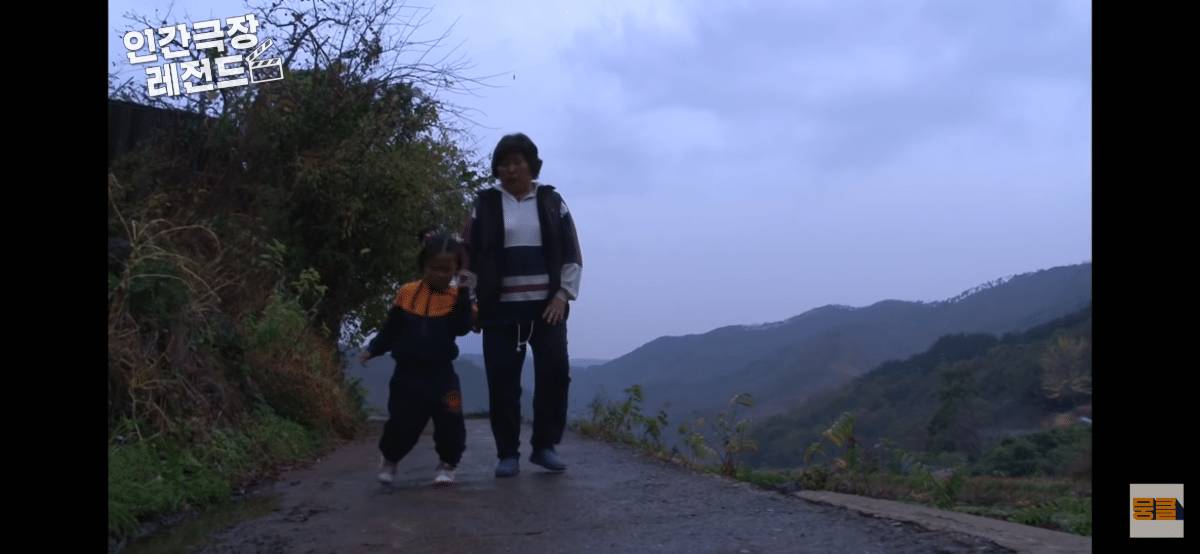 막내동생 업어주다가 할머니한테 혼나는 오빠 | 인스티즈