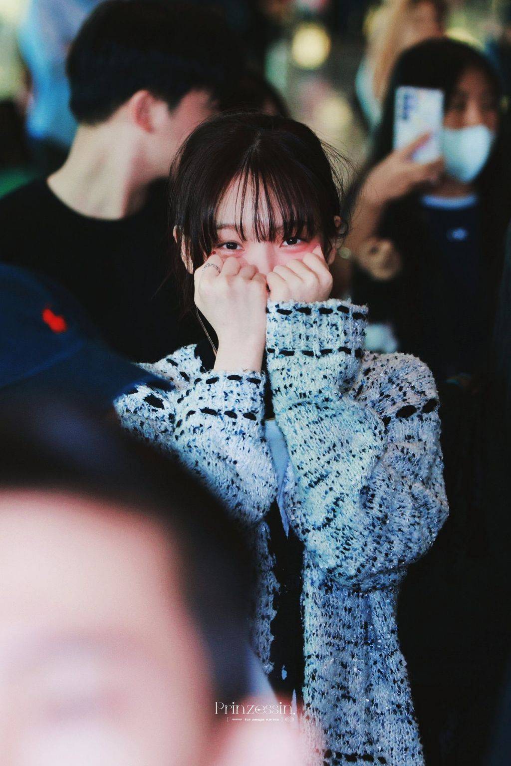 자다 깬 상태라서 부끄러워 얼굴가리는 카리나 | 인스티즈