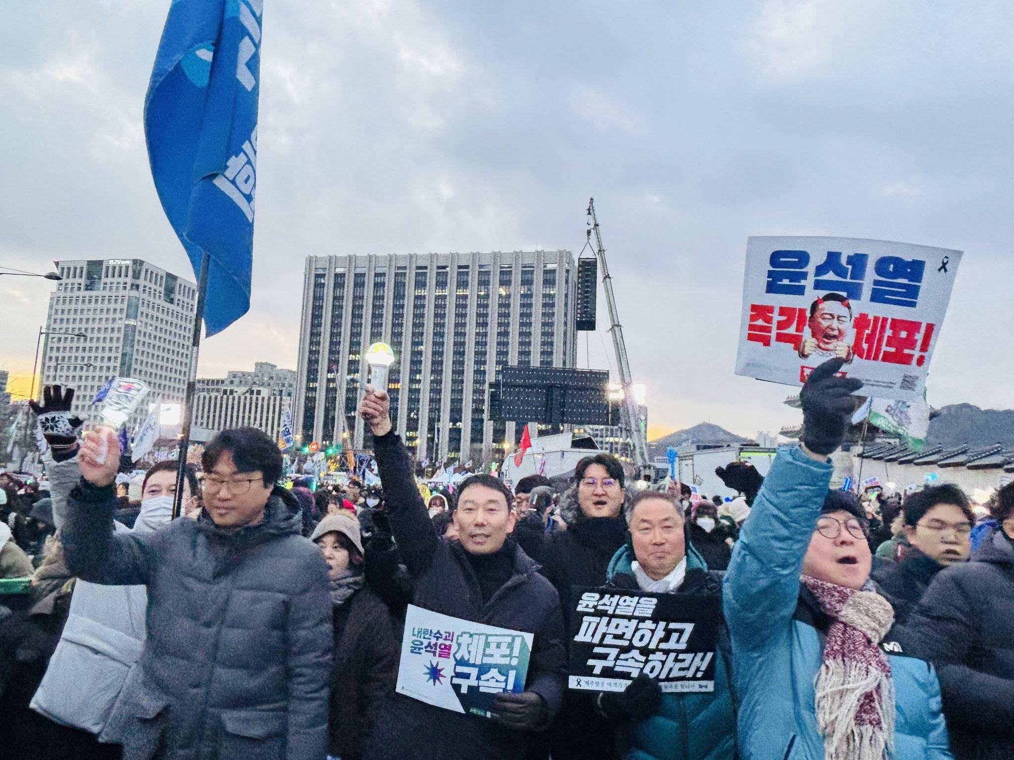 어제 광화문에서 의원들이 받았다는 태극기응원봉 | 인스티즈