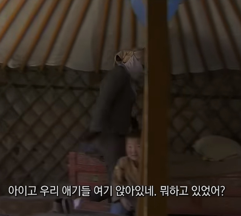 몽골에선 아기를 묶어놓는다면서? 몽골인: 예???? | 인스티즈