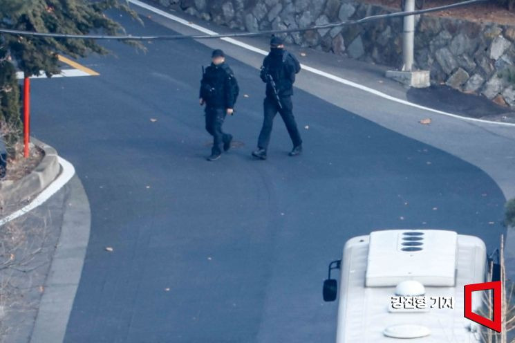 [포토] 총기 들고 경계 근무 서는 대통령 관저 근무자 | 인스티즈
