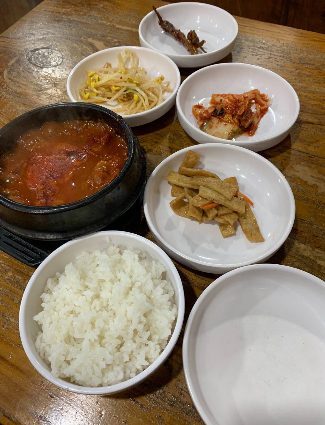 삼뚝에서 혼밥했는데 발밑에서 이러케생긴애가 계속... 사부작사부작 굴러댕김 | 인스티즈