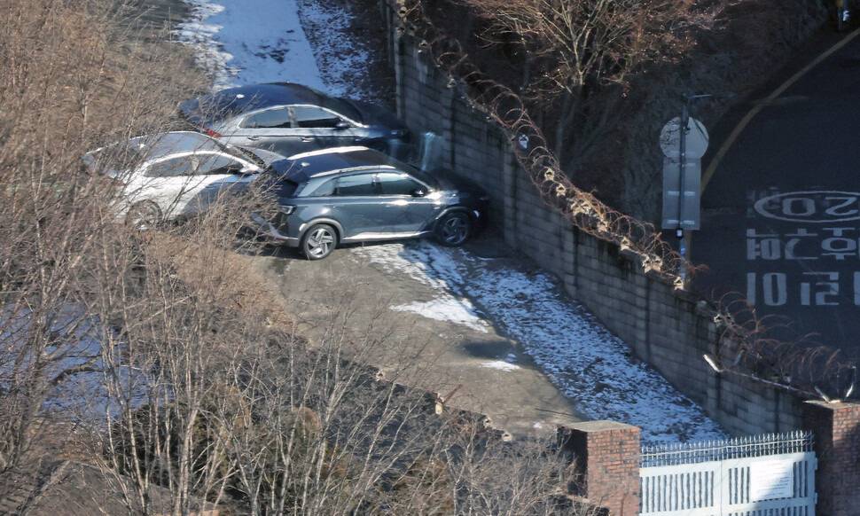 쇠사슬 감은 철문에 버스·승용차 벽까지…'요새'가 된 관저 [포토] | 인스티즈