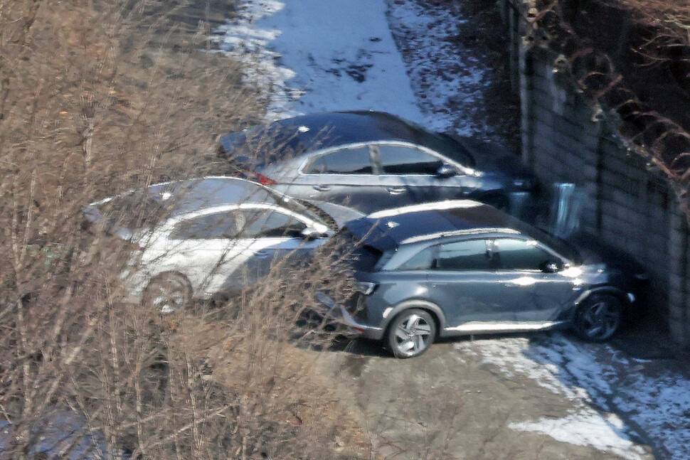 쇠사슬 감은 철문에 버스·승용차 벽까지…'요새'가 된 관저 [포토] | 인스티즈