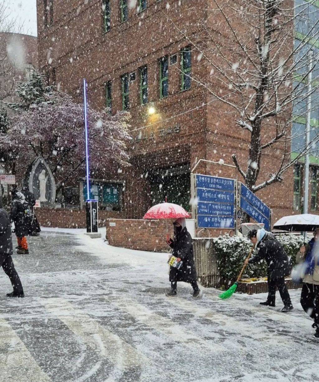 지난 집회 때, 시위 참여자들에게 화장실과 몸을 녹일 공간을 내주셨던 수도회 신부님의 글 | 인스티즈