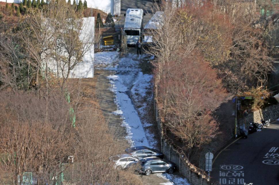 쇠사슬 감은 철문에 버스·승용차 벽까지…'요새'가 된 관저 [포토] | 인스티즈