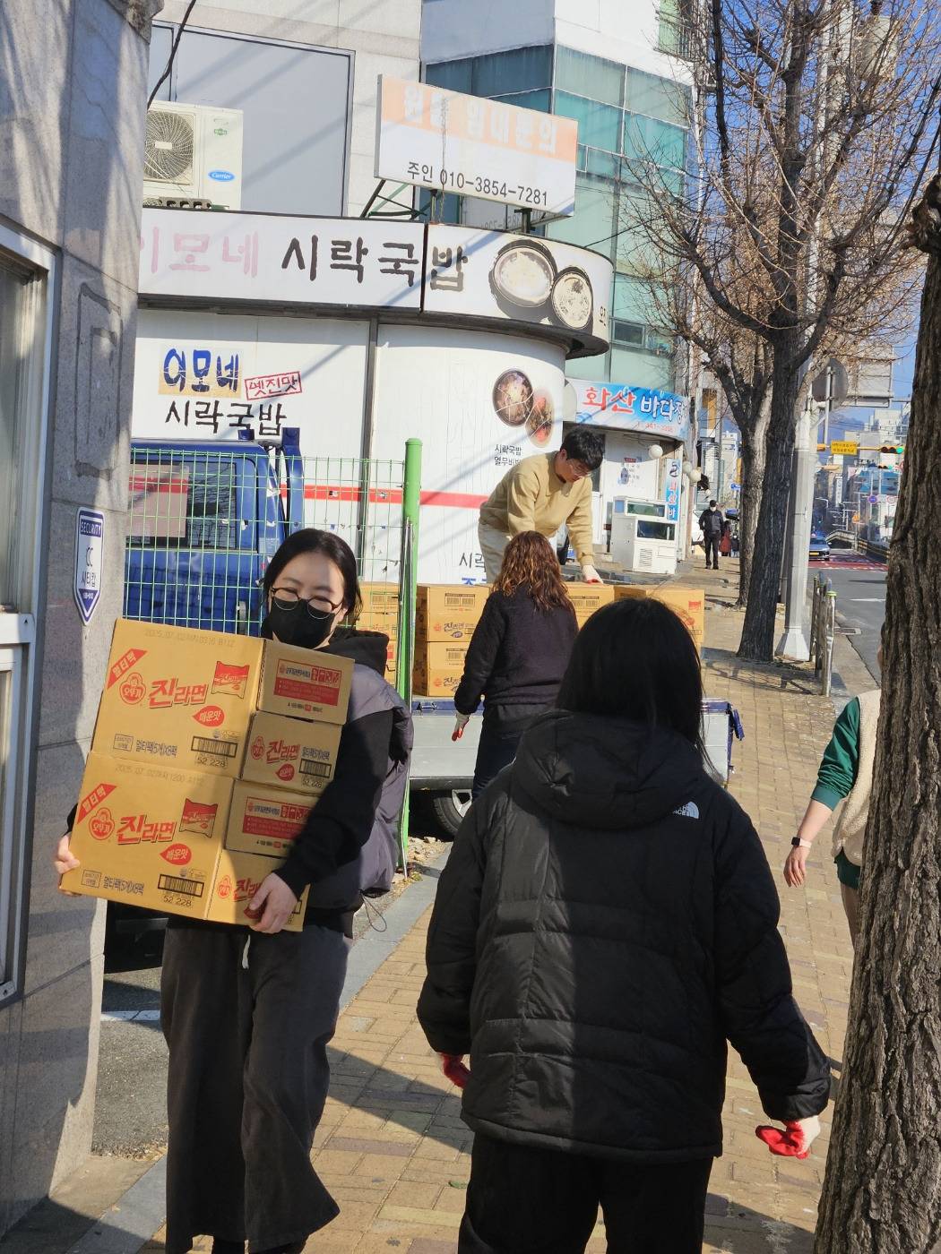 유부초밥집 사장님께서 기부 해 주셔서 알게된 청소년 센터에 라면 기부하기 | 인스티즈