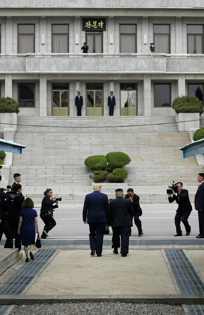 한국사람 심장 터질뻔한,, 문재인대통령 북한땅 밟은날.jpgif | 인스티즈