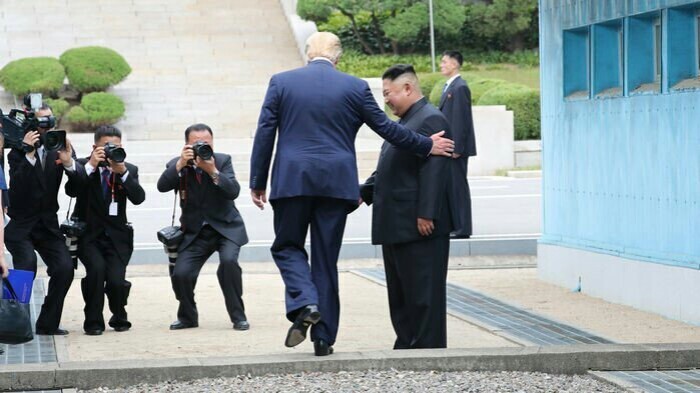 한국사람 심장 터질뻔한,, 문재인대통령 북한땅 밟은날.jpgif | 인스티즈