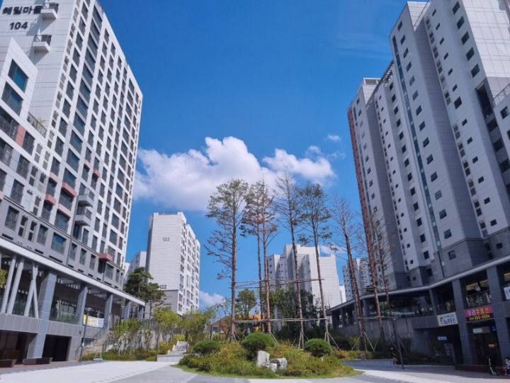 단체로 아파트 외벽에 한글로 마을 이름을 박아버린 동네.jpg | 인스티즈