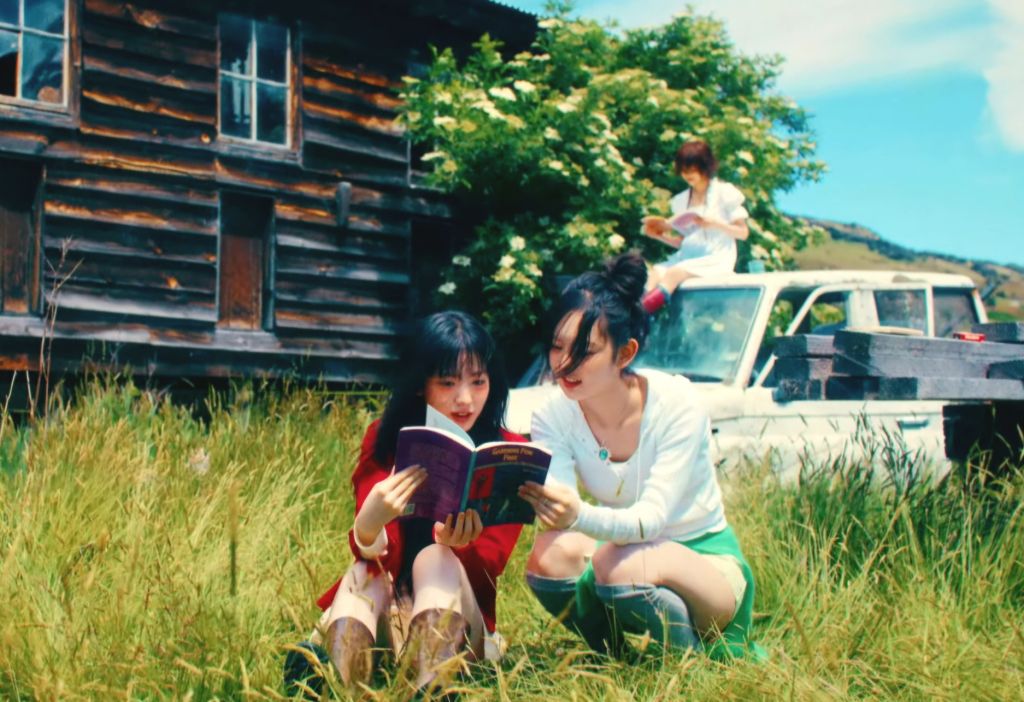 시골 목장 컨셉인듯한 스타쉽 신인 키키(KiiiKiii) | 인스티즈