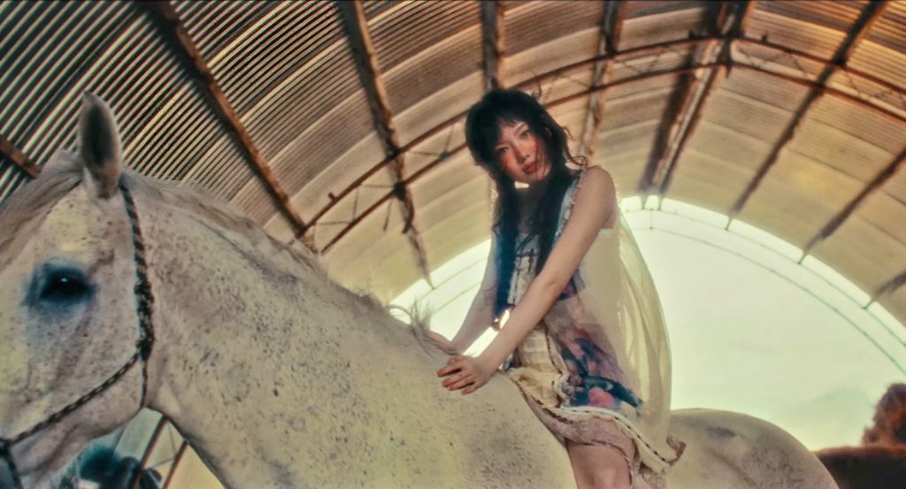 시골 목장 컨셉인듯한 스타쉽 신인 키키(KiiiKiii) | 인스티즈