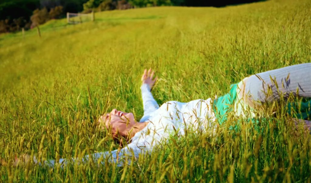 시골 목장 컨셉인듯한 스타쉽 신인 키키(KiiiKiii) | 인스티즈