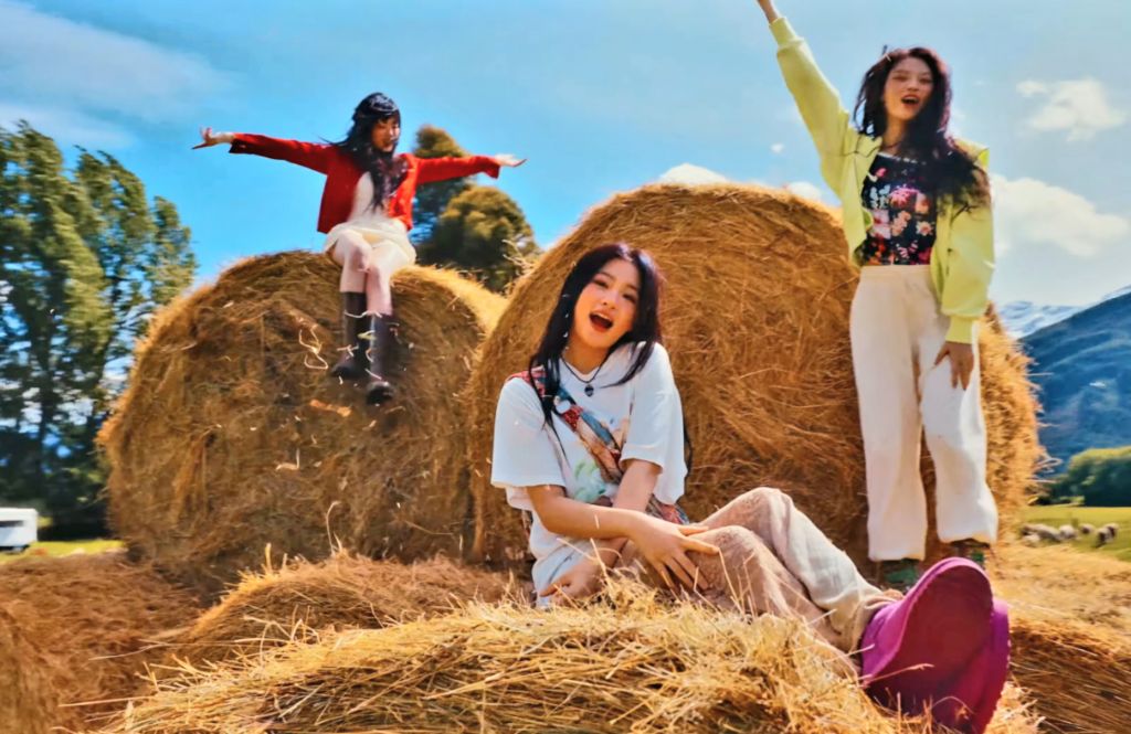 시골 목장 컨셉인듯한 스타쉽 신인 키키(KiiiKiii) | 인스티즈