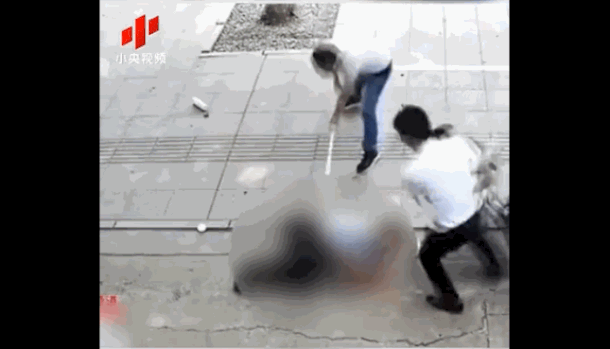 칼 들고 여성에 달려든 취객을 막대기로 두들겨 팬 가게 주인 .gif | 인스티즈