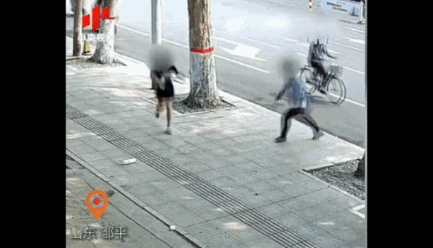 칼 들고 여성에 달려든 취객을 막대기로 두들겨 팬 가게 주인 .gif | 인스티즈