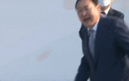 윤석열이 활동기간 내내 하고 다닌 시그니처 동작 | 인스티즈