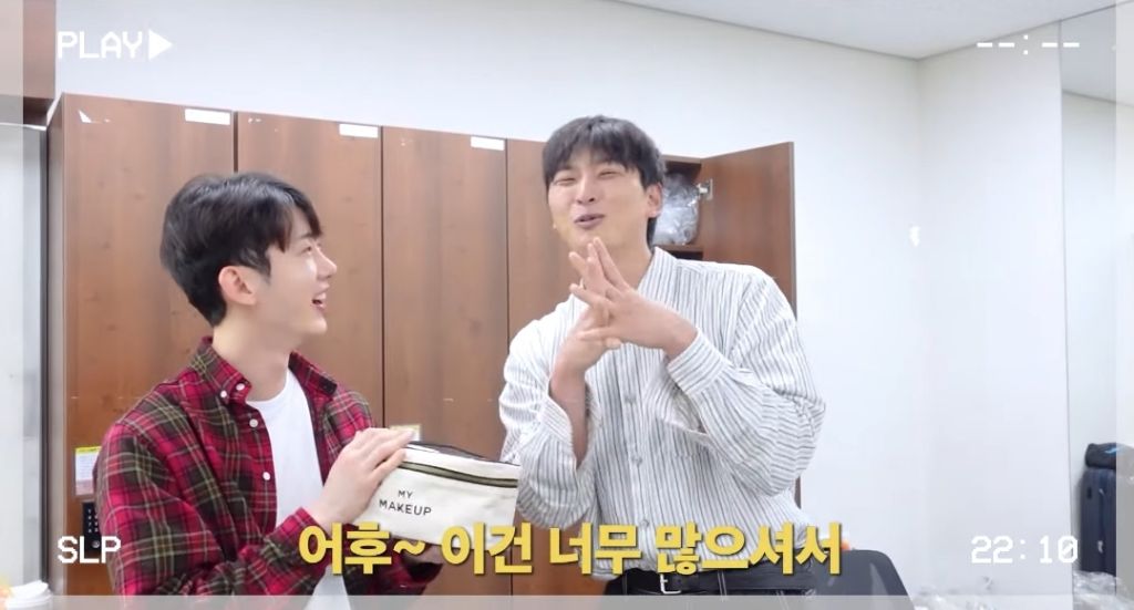 올리브영 재질로 왓츠인마이백하는 조권.jpg | 인스티즈