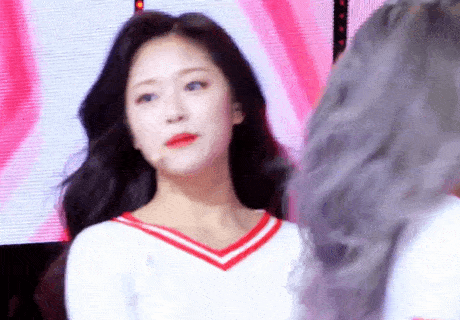 옆 멤버의 머리카락 피하는 방법을 터득한 전 이달소 현진 | 인스티즈