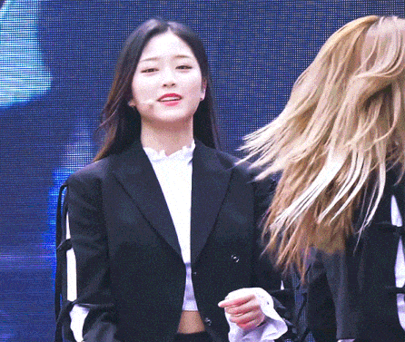 옆 멤버의 머리카락 피하는 방법을 터득한 전 이달소 현진 | 인스티즈